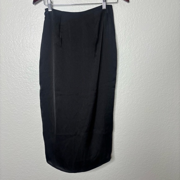 NWT Express Black Satin Faux Wrap Curved Hem Midi Skirt Size 0 - Picture 3 of 5